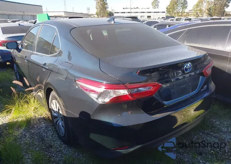 2020 Toyota Camry Le Hybrid z USA, uszkodzony, nr VIN 4T1C31AK3LU019712